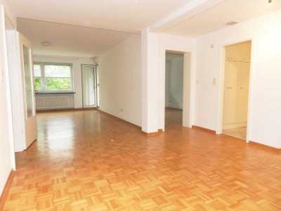 3-ZIMMMER-WOHNUNG MIT SONNIGEM BALKON, GROSSEM WOHNZIMMER UND PKW-EINSTELLPLATZ!!!