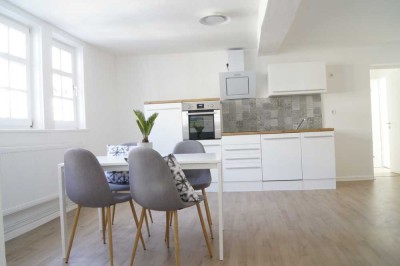Stilvolle 2,5-Zimmer-Wohnung im Altbau – möbliert & gemütlich