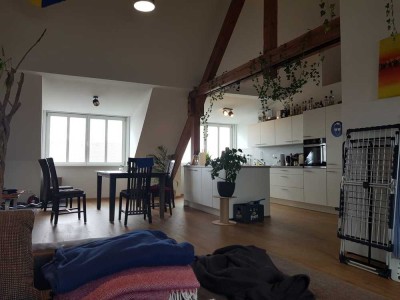 Traumhaft schöne DG-Wohnung 4 Zimmer mit Loggia, Einbauküche