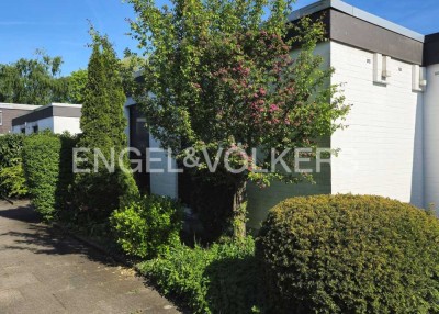 ARCHITEKTUR MIT NIVEAU: SPLIT-LEVEL-GARTENHOFHAUS MIT DOPPELGARAGE