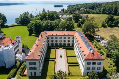 Traumhafte Wohnung mit Atelier. Im Schloss Possenhofen mit privatem Seezugang.