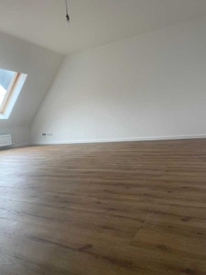 Lichtdurchflutetes Dachgeschoss-Juwel: frisch saniert und bereit für Sie!