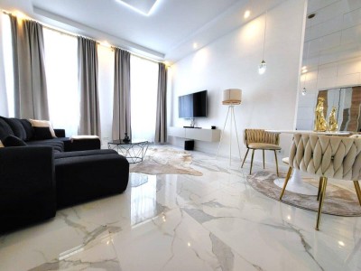 Erstklassiges Apartment im historischen Altbau - 2 Zimmer - Mondflair und Regendusche!
