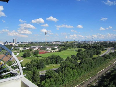 3-Raum-Wohnung mit Balkon und Einbauküche in München Moosach