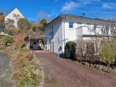 Geschmackvolle 4-Zimmer Doppelhaushälfte mit Balkon, Terrasse und Garten in Diez