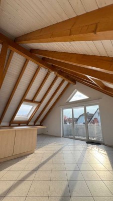 Moderne 2-Zimmer-Dachgeschosswohnung teilmöbliert mit Balkon, Stellplatz & Einbauküche in Rodgau