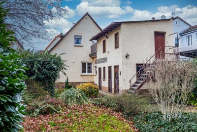 Sanierungsbedürftiges, freistehendes Einfamilienhaus mit schönem Garten und Ausbau-/Anbaureserven