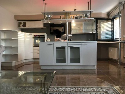 Stylische Maisonette mit Galerie und neuer Dachverglasung – zentral in Kriftel