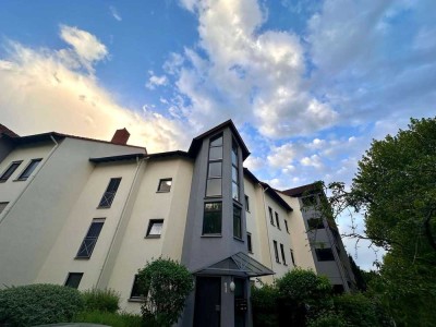 Stilvolle Dachgeschosswohnung mit Loggia und zwei TG-Stellplätzen in Dossenheim