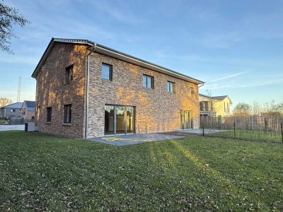 Neubau-Doppelhaushälfte mit Blick ins Grüne