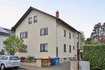 Modernisiertes Zweifamilienhaus mit ausgebautem Dachgeschoss, Doppelgarage und großem Garten
