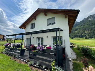 Neuwertiges Wohnhaus, süd-westseitig überdachte Terrasse, Doppelcarport! Zweitwohnsitzfähig!