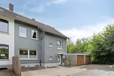 Altbaucharme im Grünen: Großzügiges Haus am Waldrand mit Doppelgarage