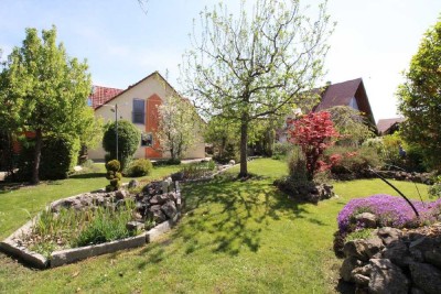 Einfamilienhaus mit wunderschön angelegtem Garten in ruhiger Lage