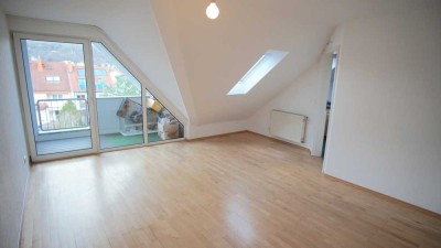 2-Zimmer Dachgeschoss Wohnung mit Balkon und Küche