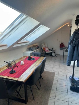 Stilvolle, modernisierte 3-Raum-DG-Wohnung mit gehobener Innenausstattung in Mörfelden-Walldorf