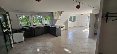 Exklusive 3-Zimmer-Dachgeschosswohnung mit Balkon und EBK in Eichwalde von privat
