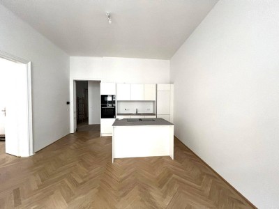 UNBEFRISTET: Generalsanierte 5-Zimmer-Altbauwohnung mit kleinem Balkon in der Innenstadt