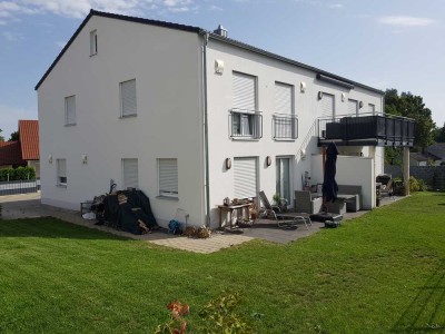 Neuwertige 4 Zimmer Doppelhaushälfte mit Garten
