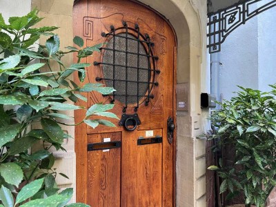 +++Traumwohnung in Jugendstilvilla + 2 Zimmer, Wohnküche, Balkon, Gäste WC +++