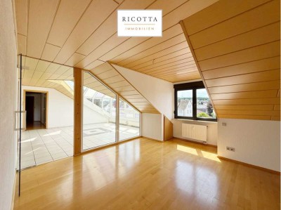 Großzügige 3,5-Dachgeschoss-Wohnung mit Wintergarten und Einzelgarage