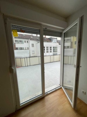 Schöne helle 4 Zimmer, Küche, Bad mit 26 qm Terrasse, Keller und Waschküche