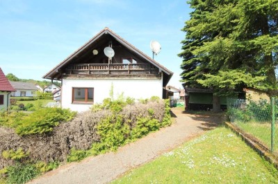Großzügiges Anwesen - Wohnhaus u. Nebengebäude u. über 1.700 m² Grundstück - ideal für ihr Hobby ...