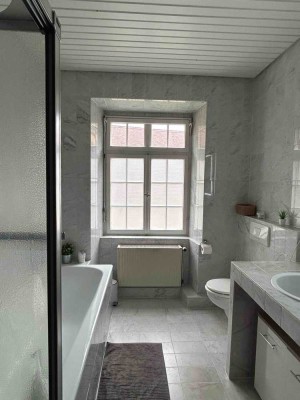 Helle 4-Zimmer Wohnung mit Gärtchen-Sitzplatz