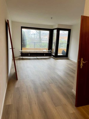 sanierte 2 Zimmer Hochparterrewohnung mit großem Balkon, Fahrstuhl, neuer EBK + TG-Stellplatz