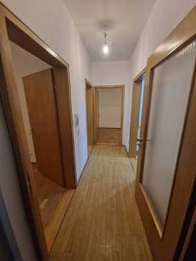 Stilvolle, vollständig renovierte 4-Raum-Hochparterre-Wohnung mit Balkon und EBK in Singen