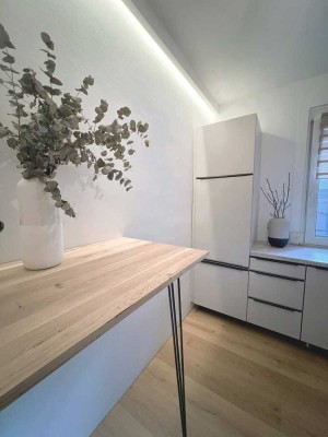 MÖBLIERT I exklusive 2-Raum-Wohnung mit lux. Ausstattung I Balkon und EBK in Villingen-Schwenningen