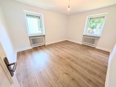 **Frisch renoviert: +neuer Laminat +weiße Wände +neues Tageslichtbad +gemütlich**