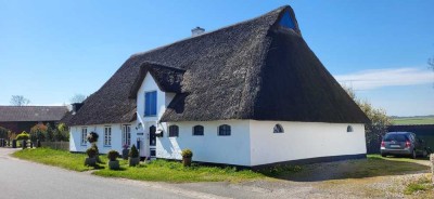 hyggelige Reetdachkate mit Fernwärme 
auf großem Grundstück 
in der Nähe zur Eider und Nordsee