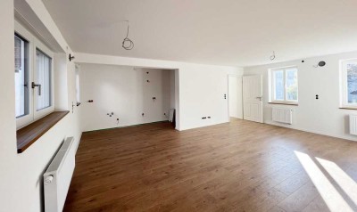 Wunderbar kernsaniert: Exklusive 3-Zimmer-Wohnung mit großer Dachterrasse von privat