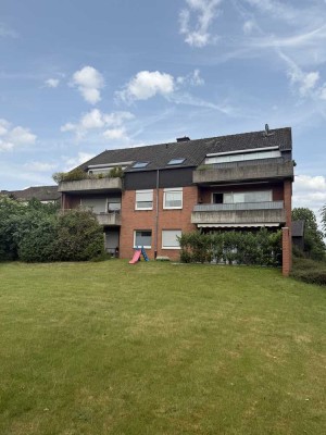 Klassisch. Hell. Charmant. – 4-Zimmer-Wohnung mit Loggia und Garage in gepflegtem 6-Parteienhaus