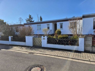 Reihen-Bungalow aus den 1970-ern mit Garage, toller Zuschnitt