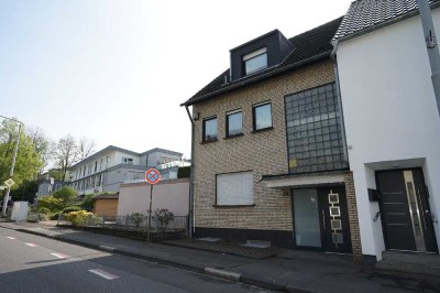 Zweifamilienhaus mit Garagen, kleinem Garten und Balkon in Leverkusen-Fettehenne!