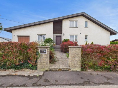 ANSFELDEN: Wohnhaus mit ca. 126,7 m² Wohnfläche auf EINER EBENE (Erstbezug 1976) + Garage