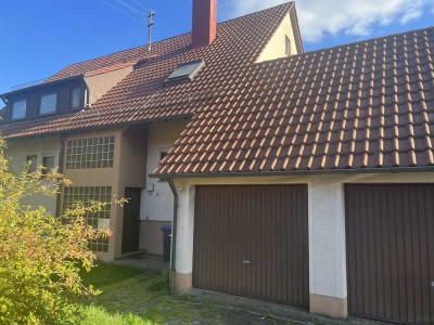 Ein großzügiges Zweifamilienhaus mit viel Platz und einem sonnigen Garten