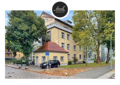 Möblierte 2-Zimmer-Wohnung: Wintergarten mit tollem Blick, hochwertiger Ausstattung + Stellplatz