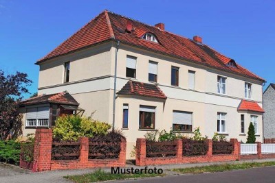 Mehrfamilienhaus mit Carport