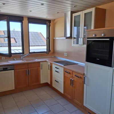 Sofort bezugsbereit: 4-Zimmer-Dachgeschosswohnung mit Balkon und EBK in Rottenburg am Neckar