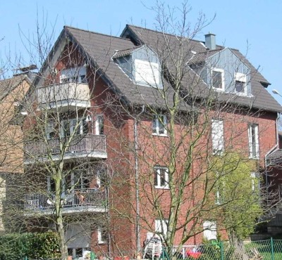 Geschmackvolle, gepflegte 3-Zimmer-Dachgeschosswohnung mit geh. Innenausstattung mit Balkon