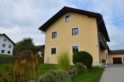 Wohnen im Grünen: Haus mit Scheune und Traumgrundstück in Steinberg