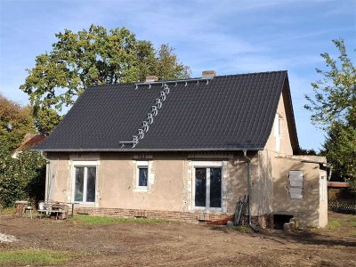Wohnhaus mit fortgeschrittener, umfangreicher Kernsanierung auf großzügigem Bauland
