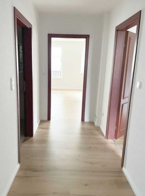 Renovierte 2-Zimmer-Erdgeschosswohnung mit Balkon zu vermieten!