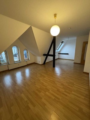 Schöne, geräumige 3. Zimmer Dachgeschosswohnung