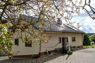 Freistehendes 3-Parteienhaus mit Nebengebäuden (Stallungen, Remisen), 2. Bauparzelle + Weideland