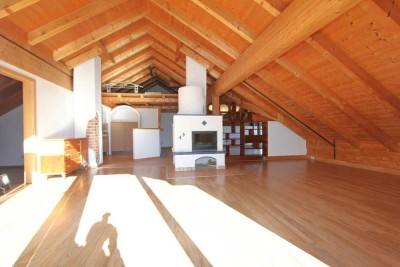 Lichtdurchflutete 2,5 Zi.- mit Option auf 3 Zi. DG Whg. mit zwei Balkone und Blick in die Berge, sof