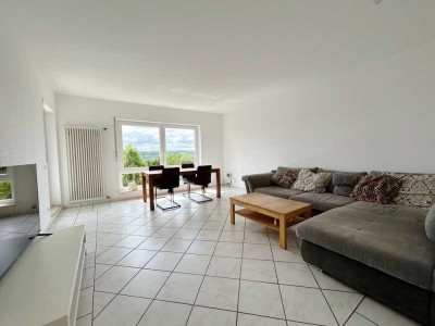 Renovierte 3-Zimmer-Wohnung mit Loggia & Weitblick. 
Jetzt Chance ergreifen!